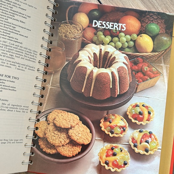 VTG 80s Betty Crocker's Cookbook Hardback Spiral Bound Color Photos 1982 Edition - Picture 8 of 11